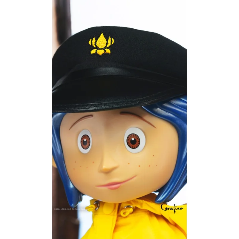 Coraline - Supersize Vinyl Coraline with Hat (Button Eyes) 40 cm